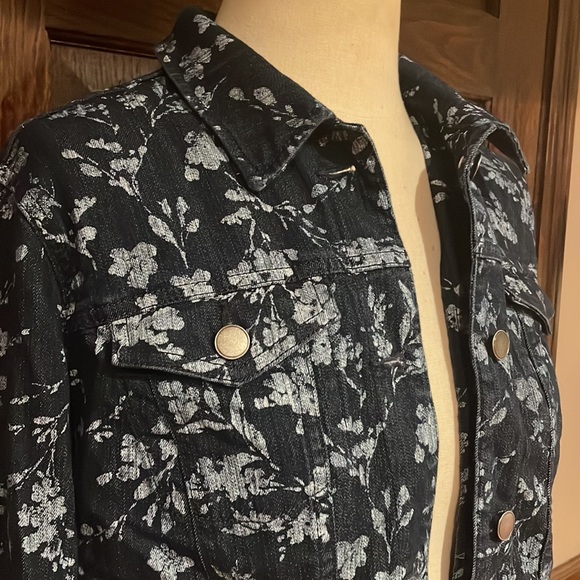 CROFT & BARROW STRETCH DENIM FLORAL JACKET - Picture 2 of 6